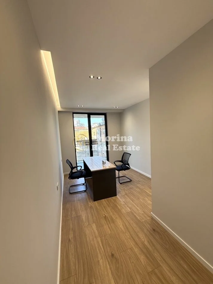Tirane, jepet me qera ambjent biznesi Kati 3, 70 m² 700 € (Mine Peza)