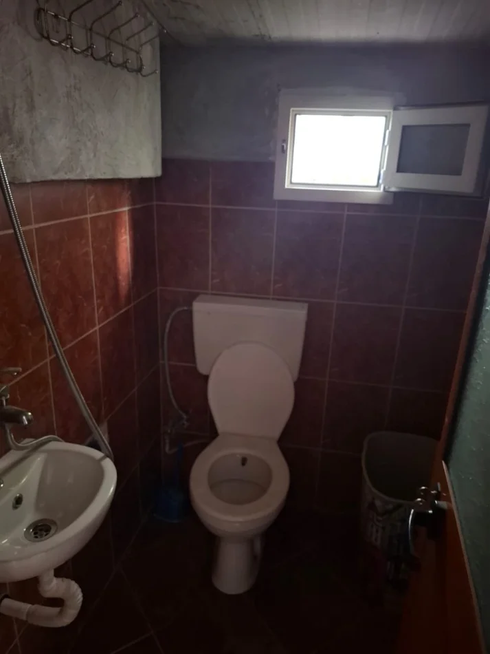 Tirane, jepet me qera apartament 1+1 Kati 1, 80 m² 250 € (Rruga Siri Kodra)