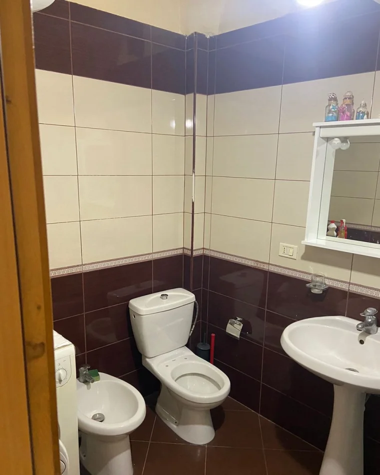 Tirane, jepet me qera apartament 1+1 Kati 5, 65 m² 600 € (Blloku)