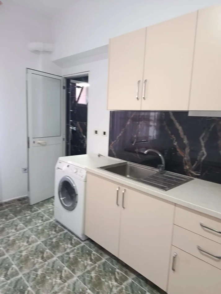 Tirane, jepet me qera apartament 2+1 Kati 1, 60 m² 300 € (Qendra Shëndetësore Qytet Studenti)