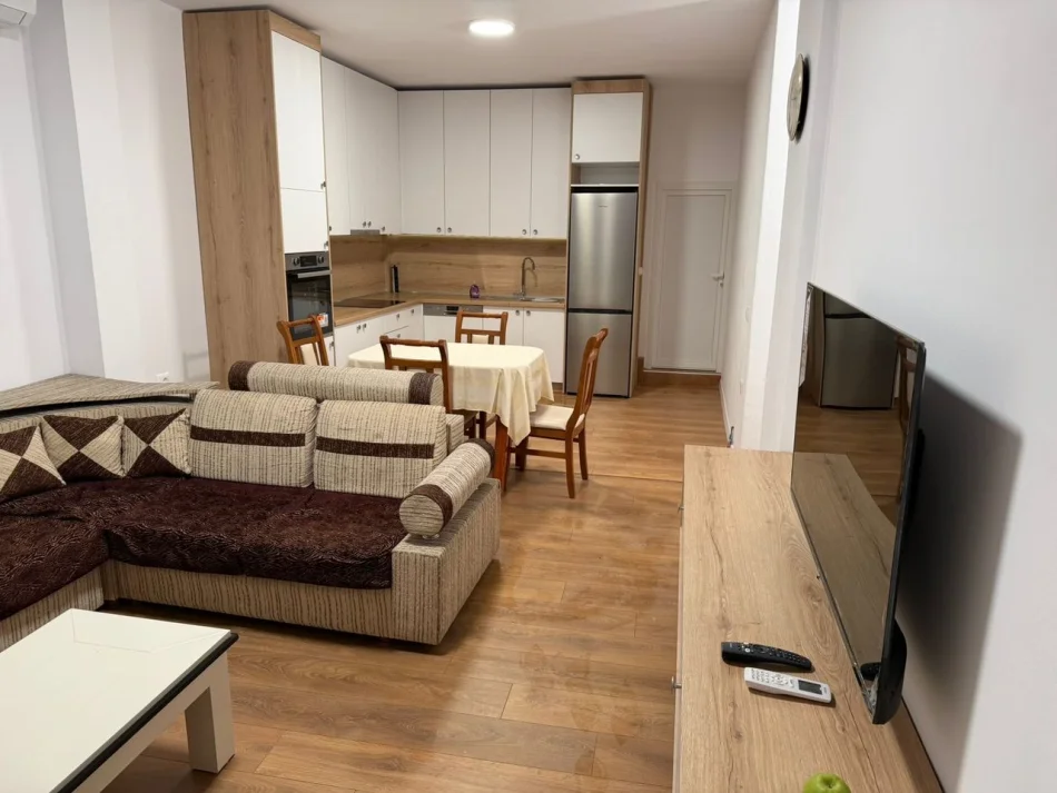 Tirane, jepet me qera apartament 2+1 Kati 1, 90 m² 450 € (Shkozë)