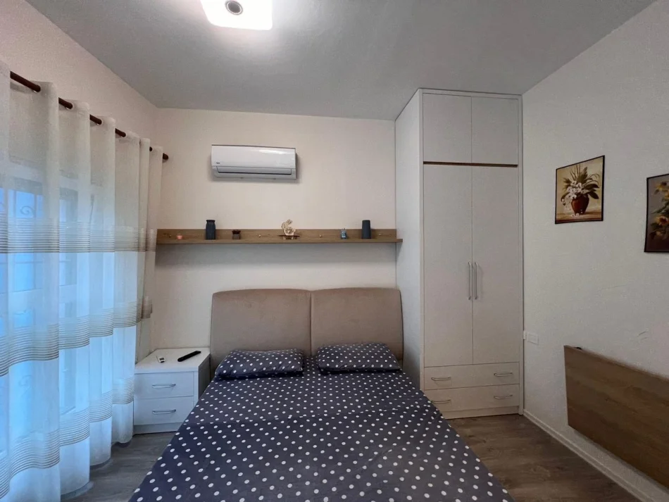 Tirane, jepet me qera apartament 1+1 Kati 1, 33 m² 400 € (Ali Demi)