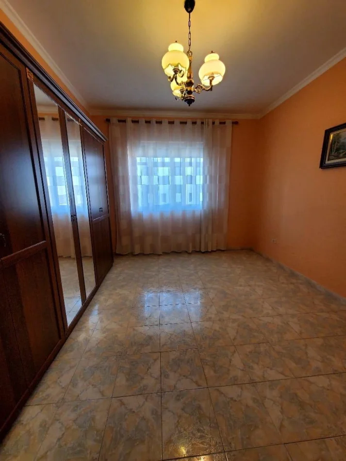 Tirane, jepet me qera apartament 1+1 Kati 3, 84 m² 450 € (Rruga Bardhyl)