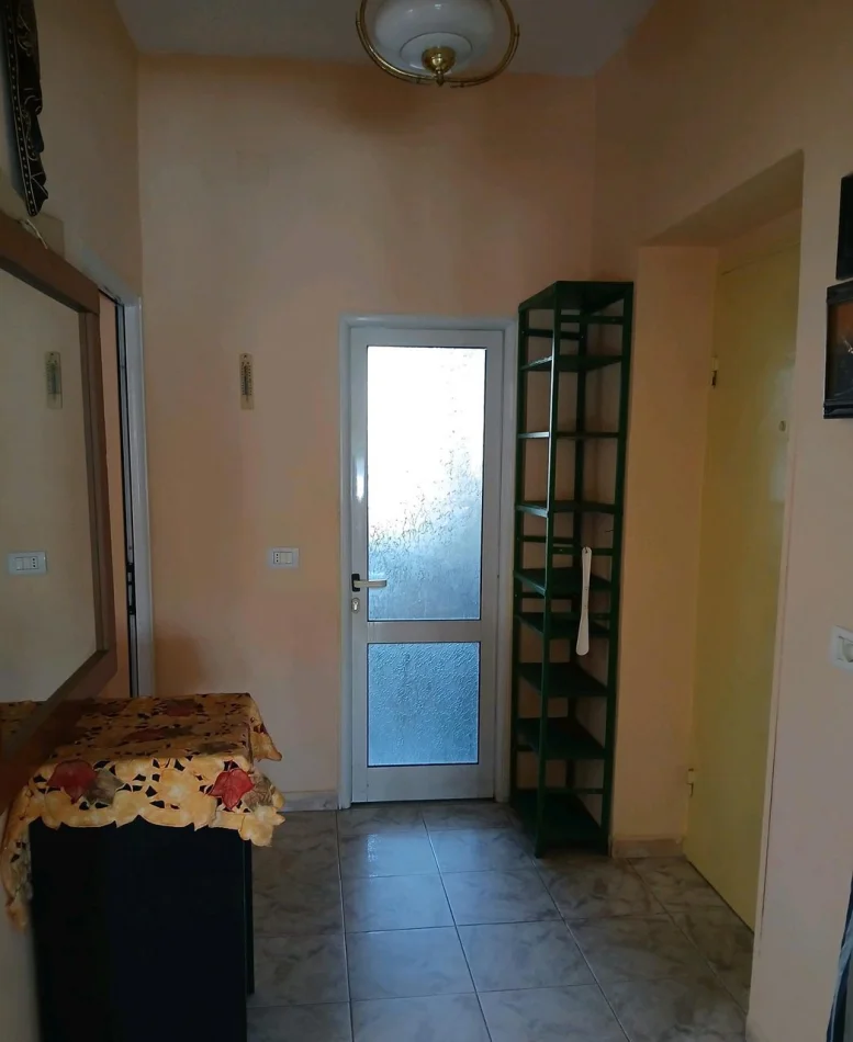 Tirane, jepet me qera apartament 1+1 Kati 3, 65 m² 500 € (Brryli)