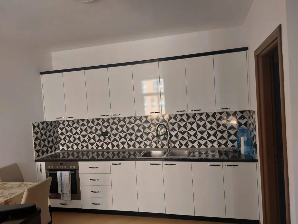 Tirane, jepet me qera apartament 2+1 Kati 2, 98 m² 450 € (Vila L)
