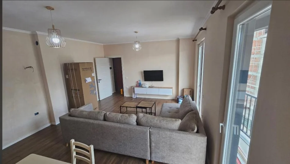 Tirane, jepet me qera apartament 1+1 Kati 3, 70 m² 400 € (Paskuqan)