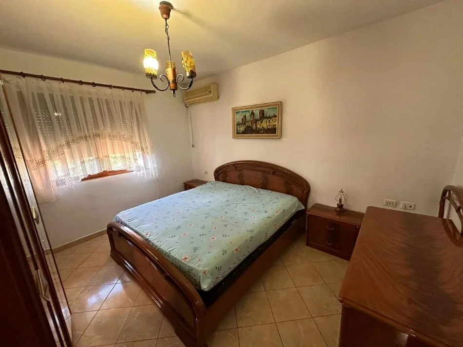 Tirane, jepet me qera apartament 2+1 Kati 4, 90 m² 450 € (Porcelani)
