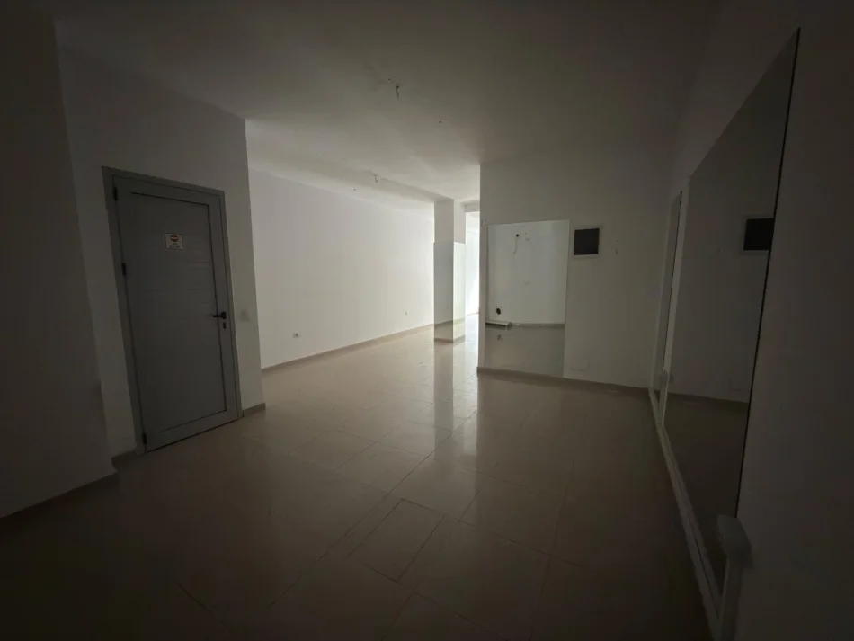 Tirane, jepet me qera ambjent biznesi Kati 0, 51 m² 800 € (Kristal Center)