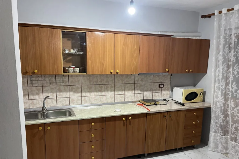Tirane, jepet me qera apartament 1+1 Kati 1, 40 m² 270 € (Frigoriferi)