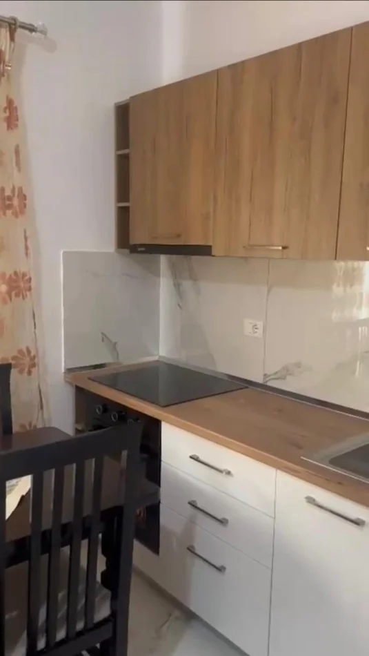 Tirane, jepet me qera apartament 2+1 Kati 1, 80 m² 400 € (Rruga Njazi Meka)