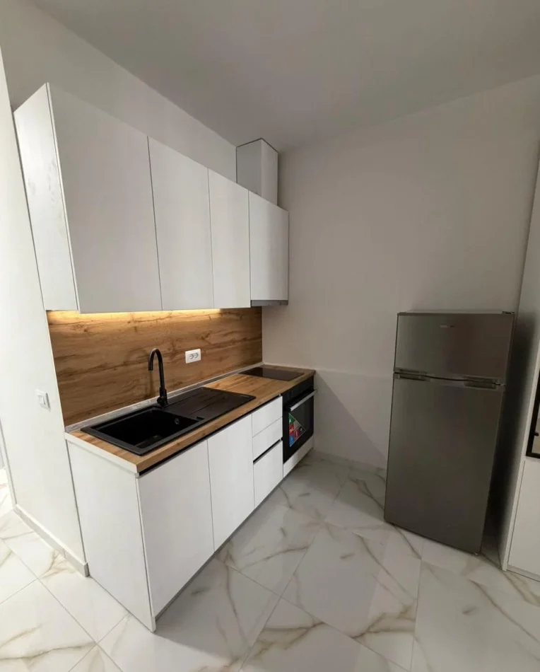 Tirane, jepet me qera apartament 1+1 Kati 3, 40 m² 380 € (Laprakë)