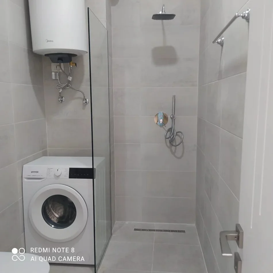 Tirane, jepet me qera apartament 1+1 Kati 3, 280 m² 350 € (Rruga Aleks Çaçi)