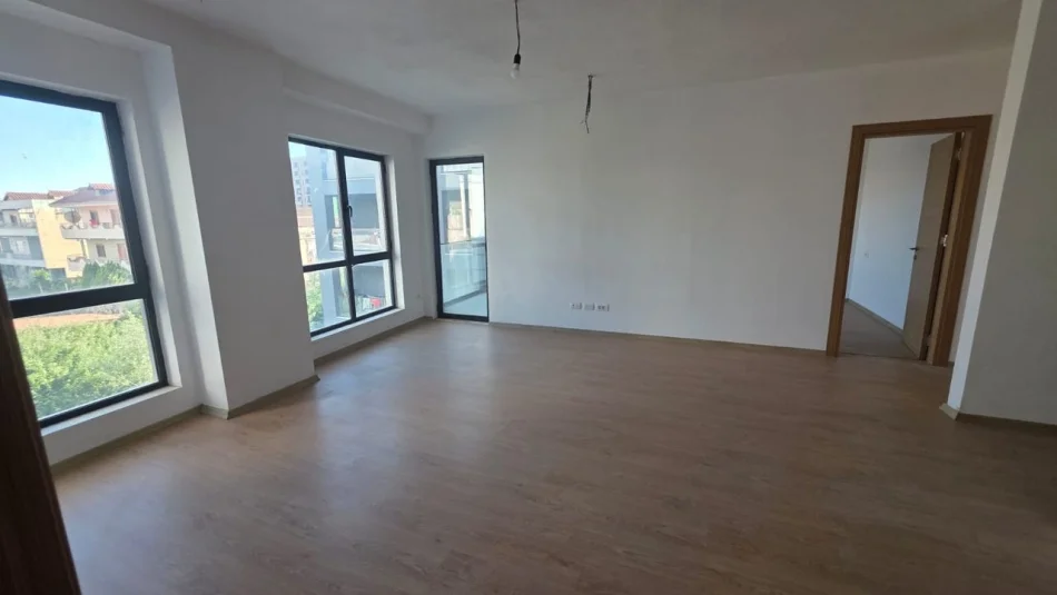 Tirane, jepet me qera apartament 3+1 Kati 4, 130 m² 500 € (Zgara 5 Maj)