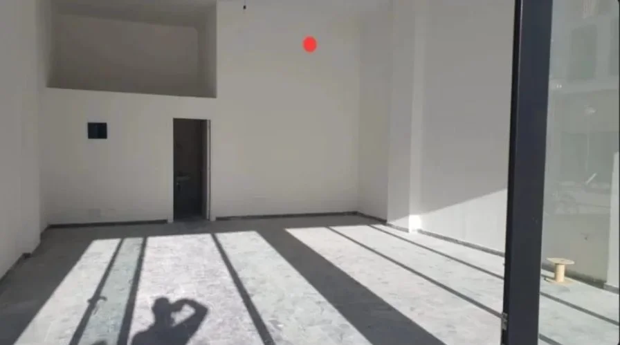 Tirane, jepet me qera ambjent biznesi 70 m² 700 € (Kombinat)