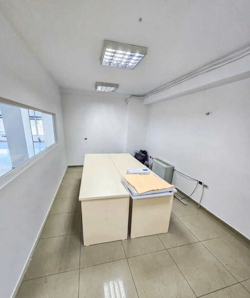 Tirane, jepet me qera ambjent biznesi Kati 5, 300 m² 2.600 € (Rruga e Dibrës)