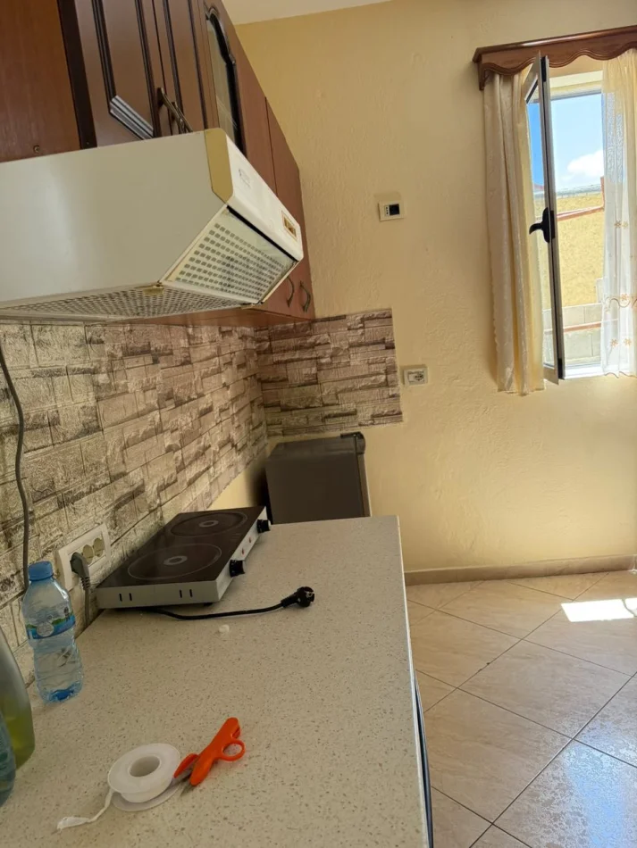 Tirane, jepet me qera ambjent biznesi Kati 1, 59 m² 400 € (Laprakë)