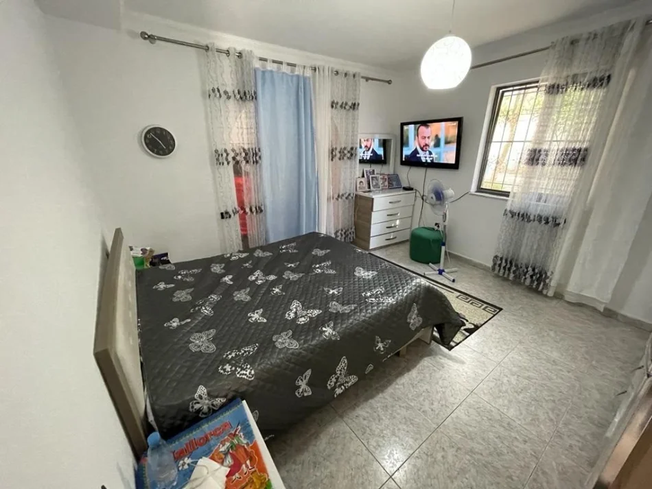 Tirane, jepet me qera ambjent biznesi Kati 1, 150 m² 1.200 € (Ali Demi)