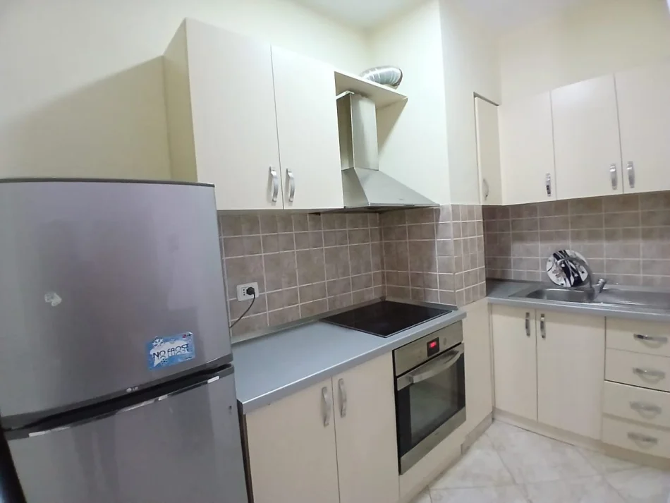 Tirane, jepet me qera apartament 1+1 Kati 3, 50 m² 520 € (Rruga e Barrikadave)