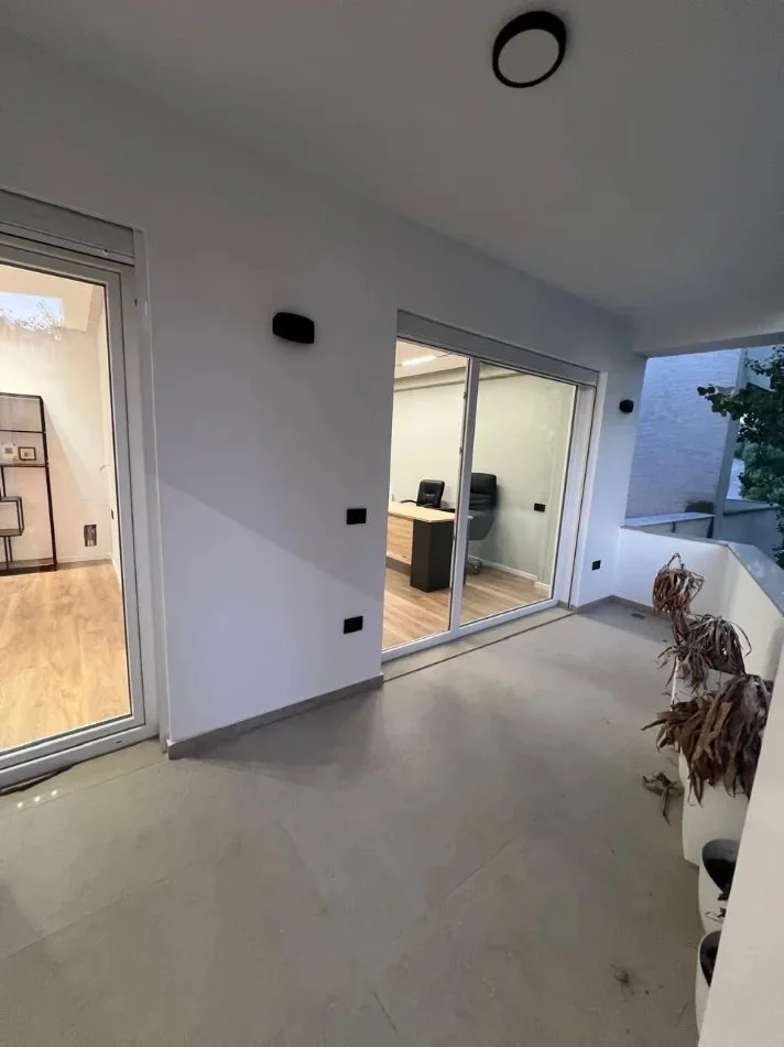 Tirane, jepet me qera ambjent biznesi Kati 4, 85 m² 900 € (Liqeni i Thatë)