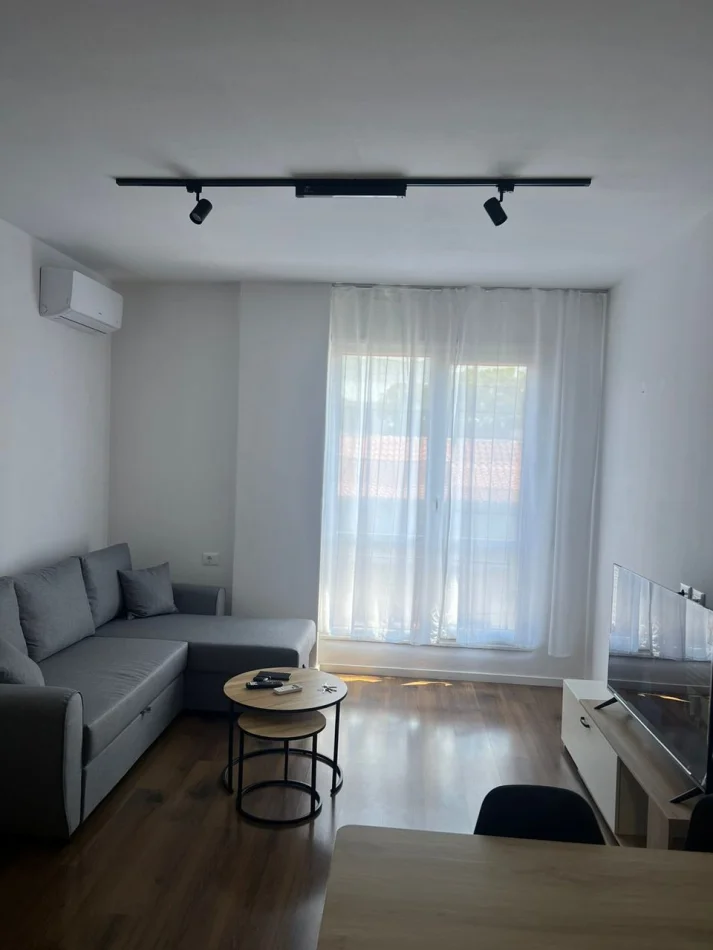 Tirane, jepet me qera apartament 1+1 Kati 3, 70 m² 500 € (Shkolla e Bashkuar)