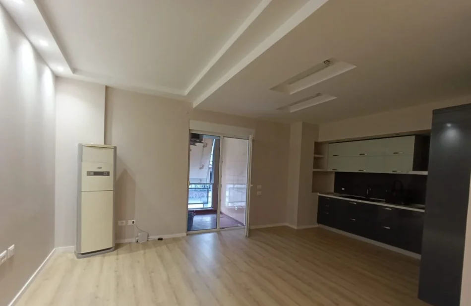 Tirane, shitet apartament 2+1 Kati 7, 187.000 € (prane Shkolla e Kuqe)