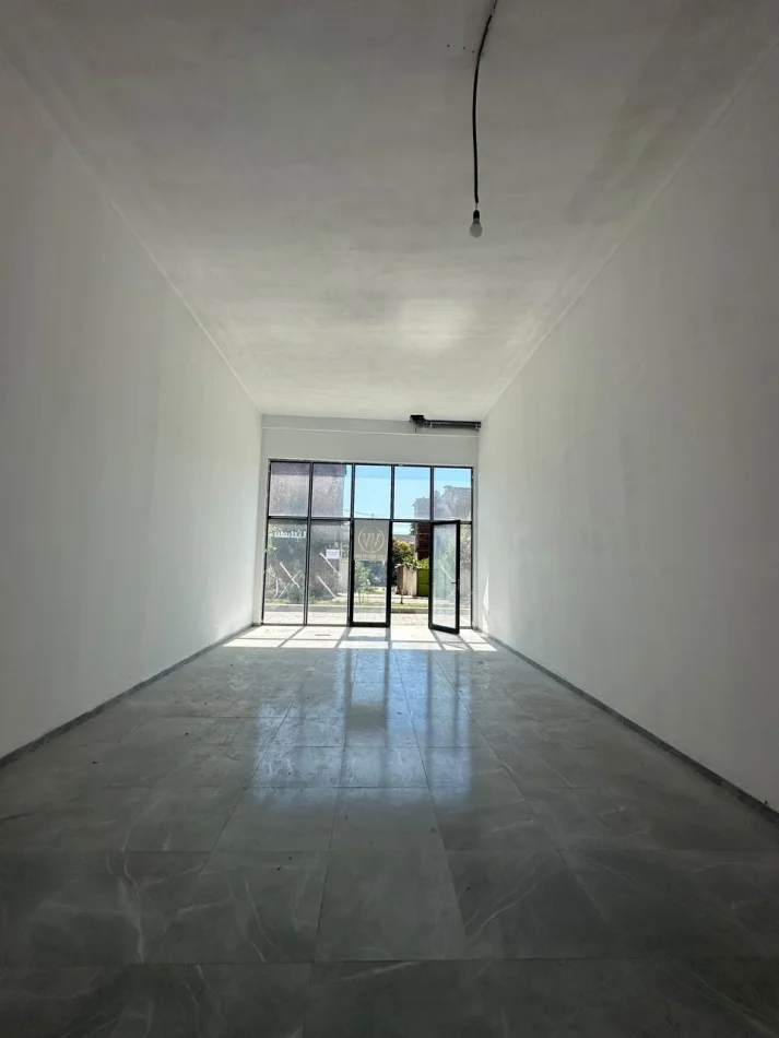 Tirane, jepet me qera ambjent biznesi Kati 0, 116 m² 1.500 € (Xhamlliku)
