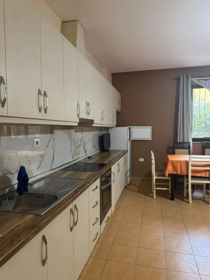 Tirane, jepet me qera apartament 2+1 Kati 1, 450 € (Kodra e Diellit)