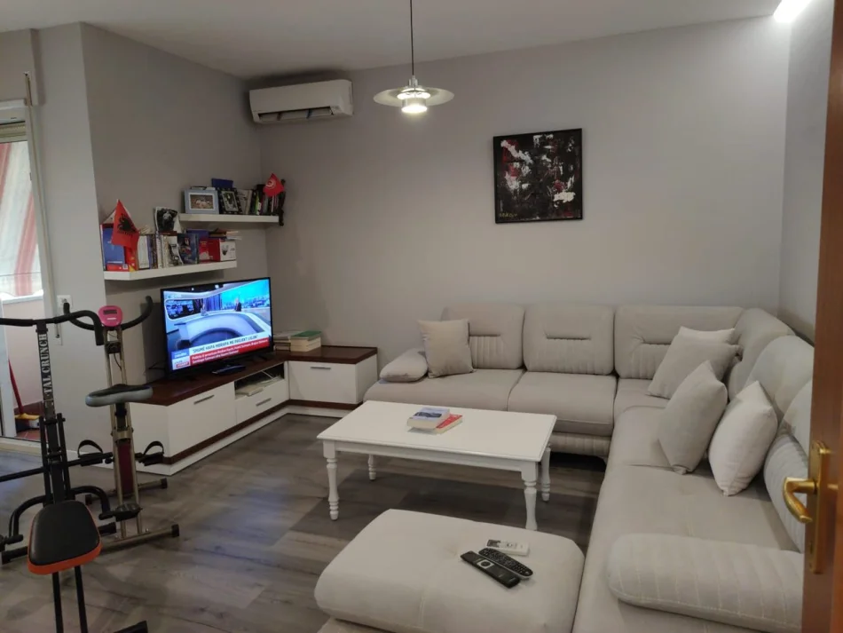 Tirane, jepet me qera apartament 1+1 Kati 4, 70 m² 650 € (Qendra Kristal)