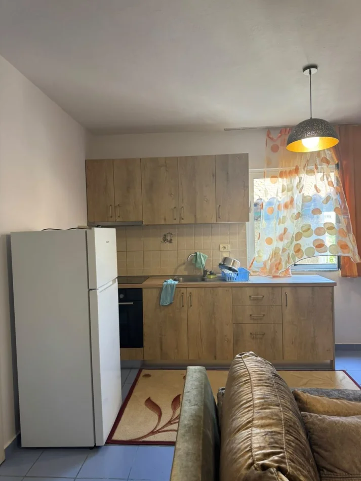 Tirane, jepet me qera apartament 1+1 Kati 2, 60 m² 350 € (Ali Demi)