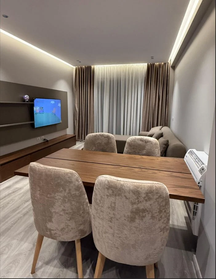 Tirane, jepet me qera apartament 1+1 Kati 4, 75 m² 700 € (Laprake)