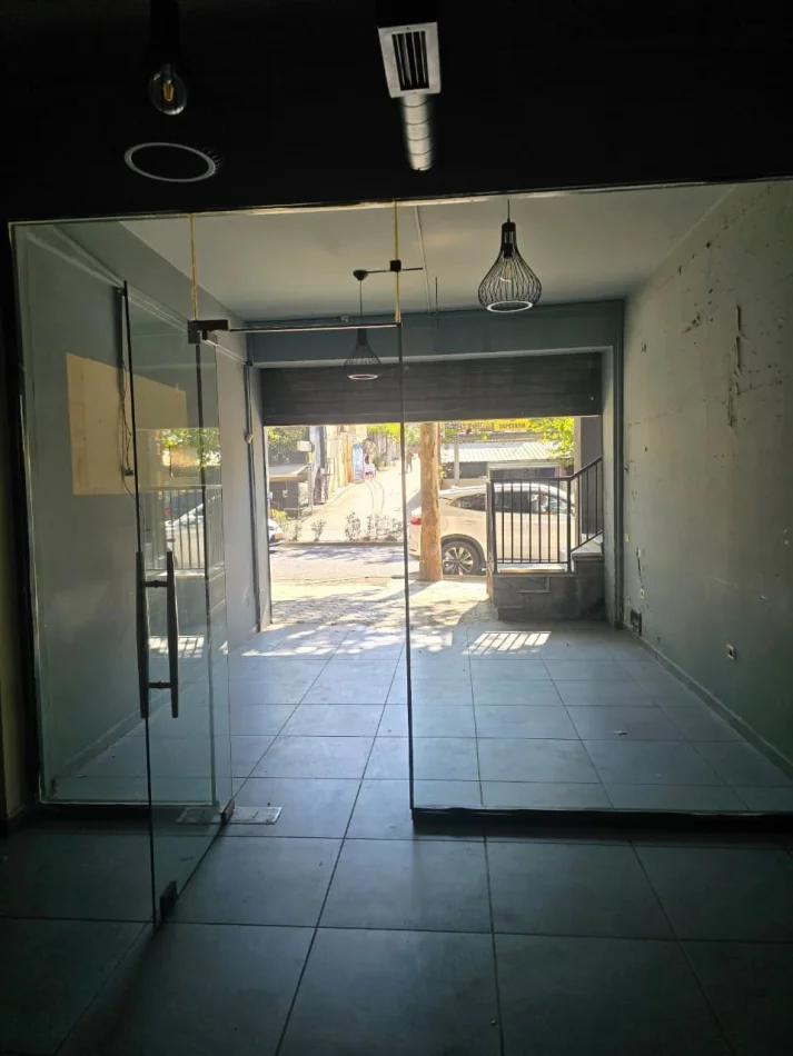 Tirane, jepet me qera ambjent biznesi Kati 0, 92 m² 1.000 € (Rruga Kastriotët)