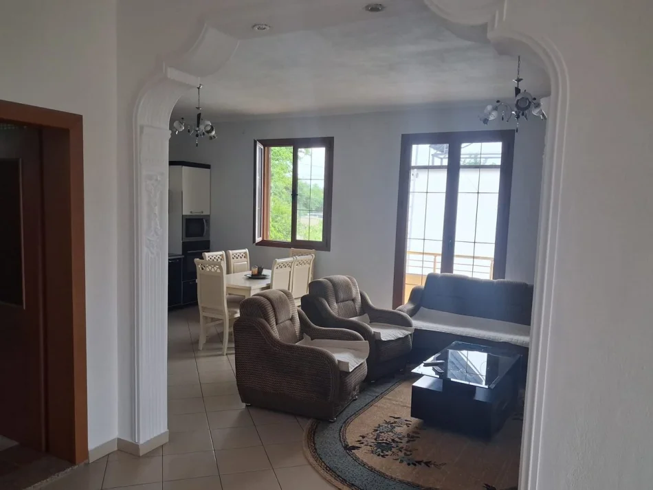 Tirane, jepet me qera apartament 2+1 Kati 2, 130 m² 400 € (Laprakë)