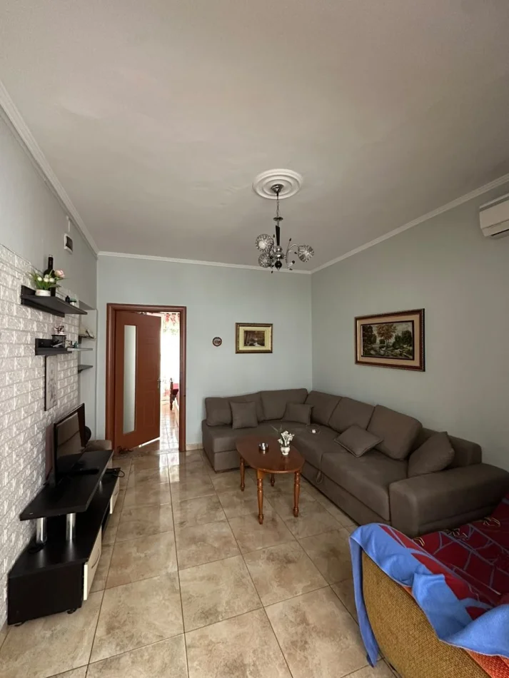 Tirane, jepet me qera apartament 1+1 Kati 2, 65 m² 400 € (Ali Demi)
