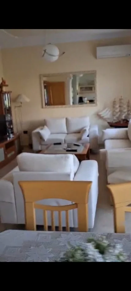 Tirane, jepet me qera apartament 4+1 Kati 2, 240 m² 700 € (Rruga Besa)