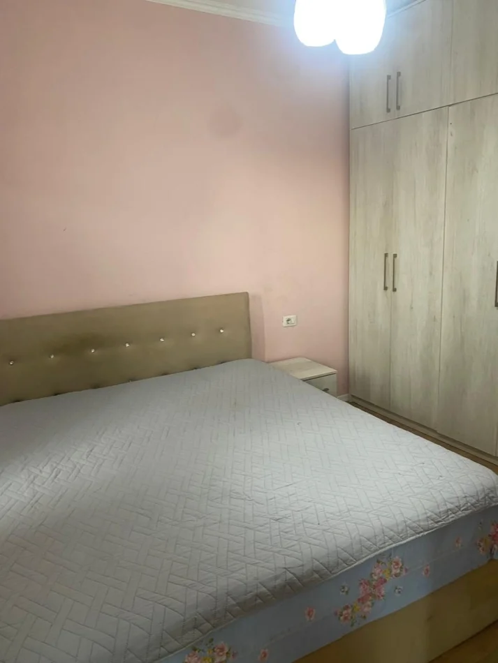 Tirane, jepet me qera apartament 1+1 Kati 3, 80 m² 500 € (Laprakë)
