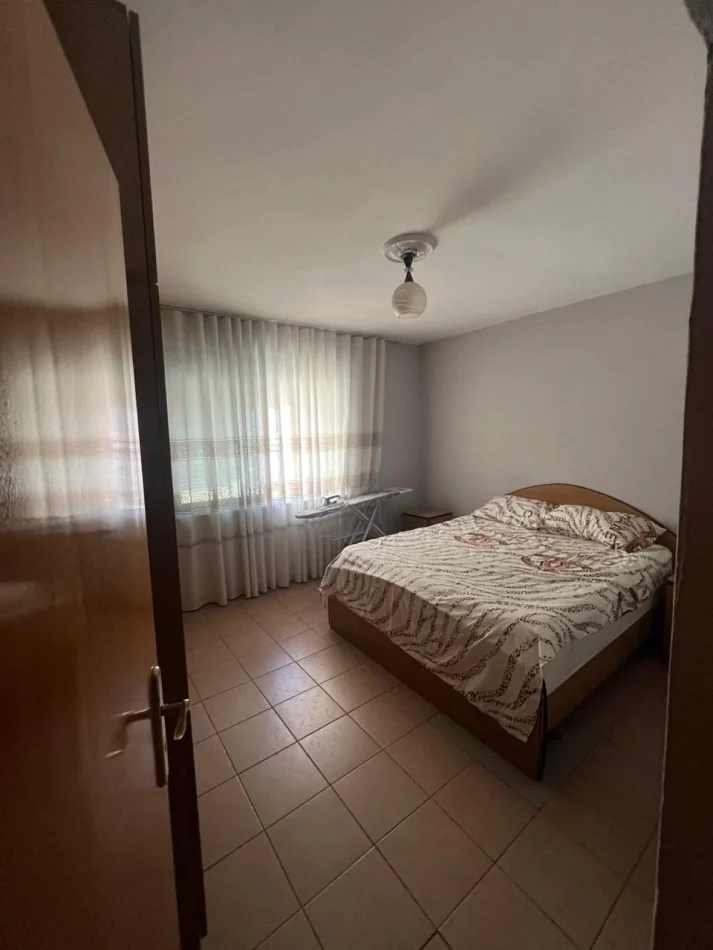 Tirane, jepet me qera apartament 2+1 Kati 4, 75 m² 550 € (Medreseja)