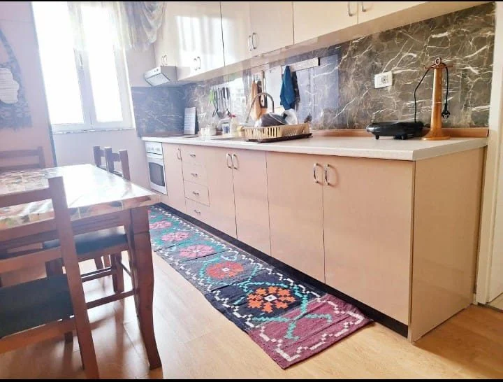 Tirane, jepet me qera apartament 1+1 Kati 2, 25 m² 250 € (Selvia)