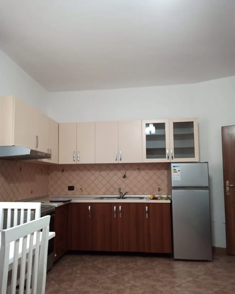 Tirane, jepet me qera apartament 1+1 Kati 2, 70 m² 500 € (Rruga Mine Peza)