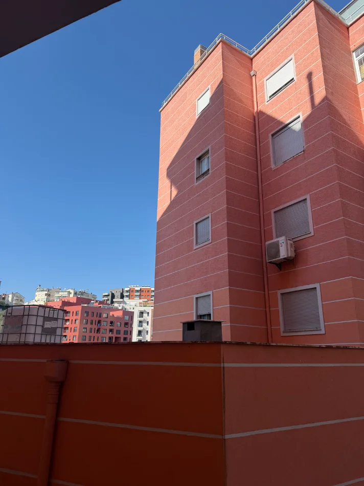 Tirane, jepet me qera apartament 1+1 , 70 m² 
