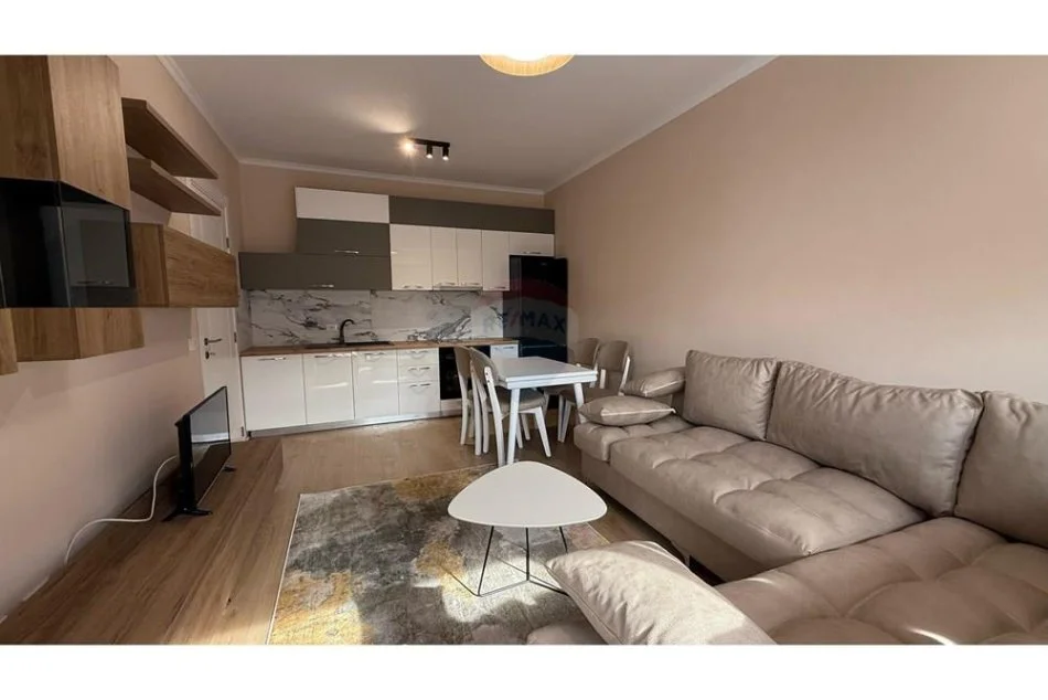 Tirane, jepet me qera apartament 1+1 Kati 4, 80 m² 500 € (Reshit collaku)