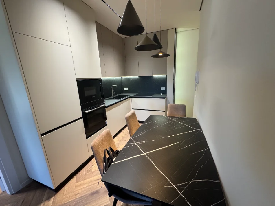 Tirane, jepet me qera apartament 2+1 , 850 € (don bosko)