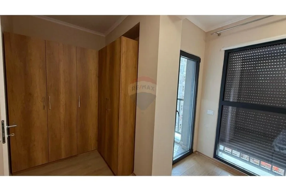Tirane, jepet me qera apartament 1+1 Kati 4, 80 m² 500 € (Reshit collaku)