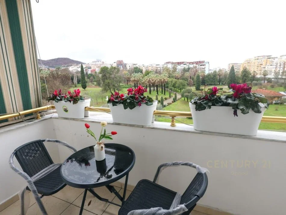 Tirane, jepet me qera apartament 2+1+Aneks+Ballkon Kati 2, 95 m² 1.000 € 