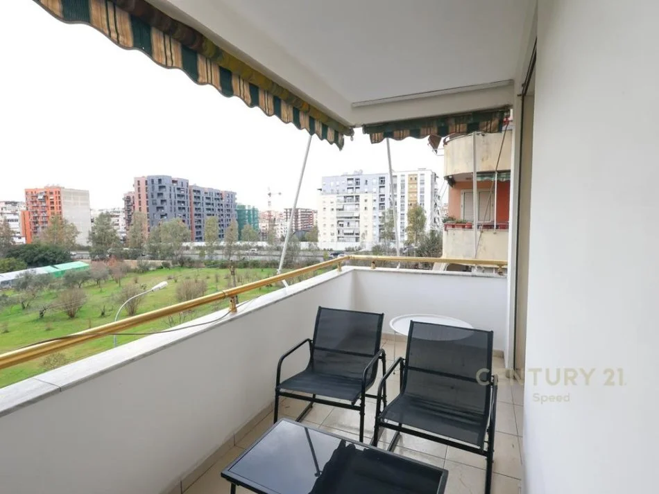 Tirane, jepet me qera apartament 2+1+Aneks+Ballkon Kati 2, 95 m² 1.000 € 