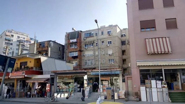 Tirane,Shitet Apartament tip 2+1, sip.neto 82m², kati 6, pallat ekzistues, Cmimi 150'000€, Rr.Petro N. Luarasi, fillim Tregut Elektrik, 30