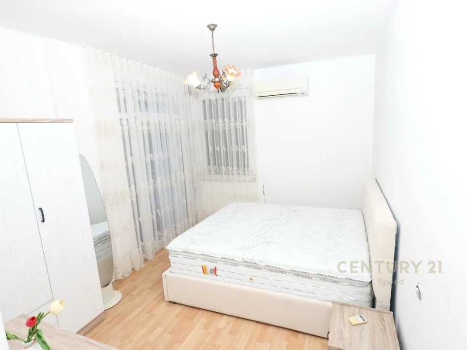 Tirane, jepet me qera apartament 2+1+Aneks+Ballkon Kati 2, 95 m² 1.000 € 