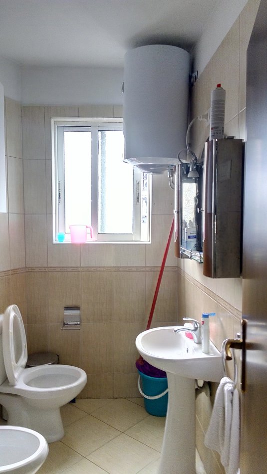 Tirane,Me Qera, Apartament 2+1, ballkon, një banjo, kati 5, pallat eksistues 5-kate, sip.75m², Qera 50'000 lek/muaj, në rr. Arkitekt Kasemi, tek Brryli, Min.Jashtme, 20m nga stacioni Unazës/Brrylit, blv Zhan D’Ark / Ministrisa e Jashtme, 10-minuta këmbë nga qendra e Tiranës