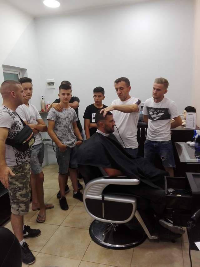 Kurse  per  berber:  Barber  school  "samo"  zhvillon  kurse   profesionale  3-6  mujire  per  berber