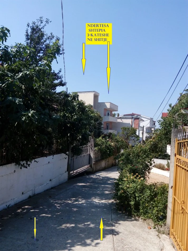 Tirane, Super Okazion! Shitet Ndërtes me 3-kate banim, ideale për 2-familje punime & materiale mjaft cilësore, sip.ndërtuar 420m², Cmim 1200 €/m², në rr.Fuat Toptani / Ejup Kastrati, mbi Vilat Gjermane Tirane