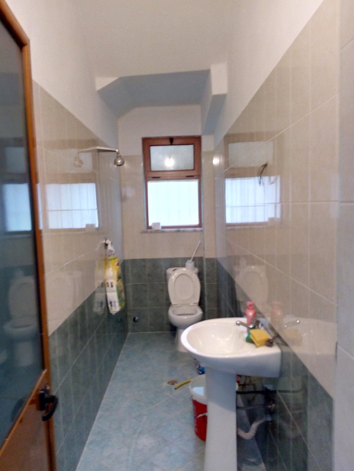 Tirane,Me Qera, Ambjent Biznesi, ideale për magazin, supermarket, punishte të ndryshme etj, kati 0, sipërfaqe 300m², Qera 1'500 €/muaj, pas bllokut magazinave Siri Kodra, në rrugën Jashar Erebara, 1.1km (4min autovetur) nga Unaza /kryqëzim me rr.S.Kodra, me hyrje nga Hotel Meridian, rr, Besa, Tirane